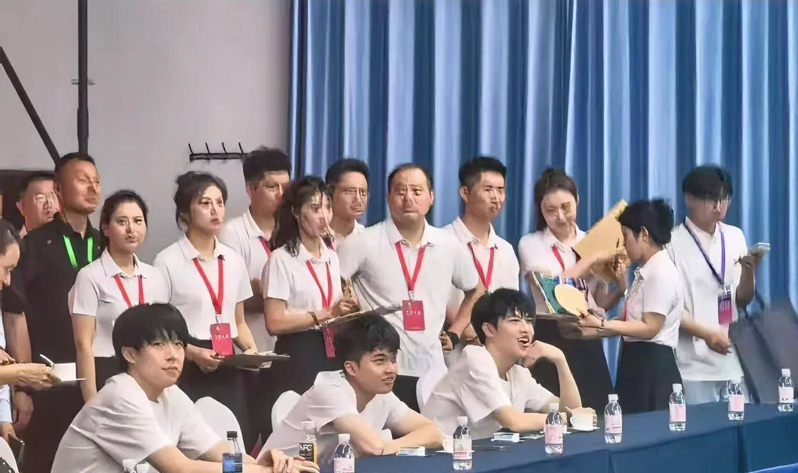 大牌王楚钦心情不错上演背后击球！开元棋牌王曼昱接新代言气质高冷很(图2)